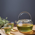 Teiera in vetro per forno a microonde con foglie di tè e caffè